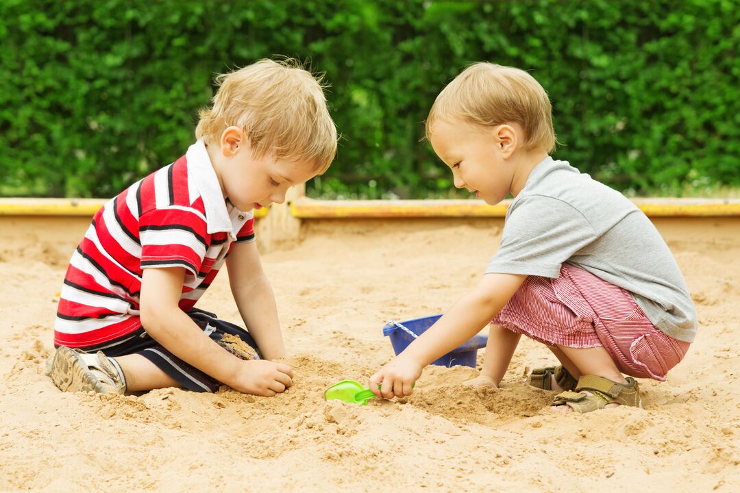kanak-kanak dijangkiti cacing di dalam kotak pasir
