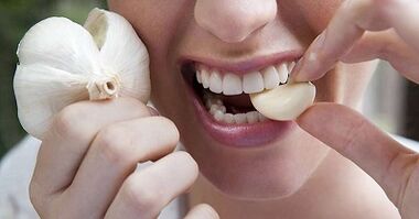 Makan bawang putih untuk rawatan parasit