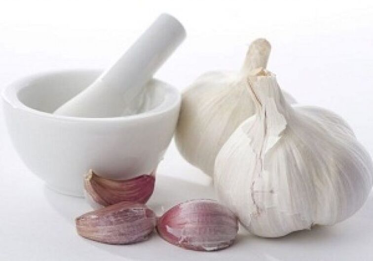 Bawang putih untuk menyediakan tincture penyembuhan terhadap helminths